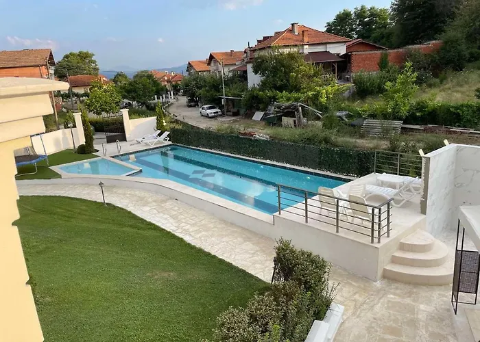 Aleksion Palace מלון *